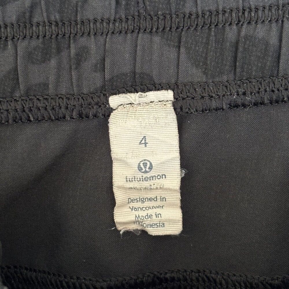 Lululemon women's drawstring cropped jogger style animal print pants size 4 - Picture 5 of 6